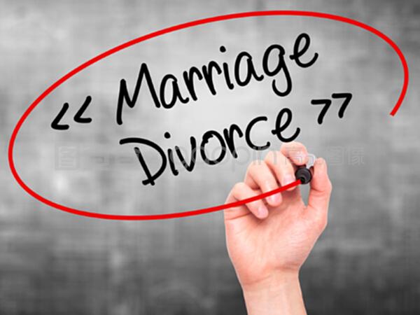 男子手書結婚-離婚用黑色標記在視覺上